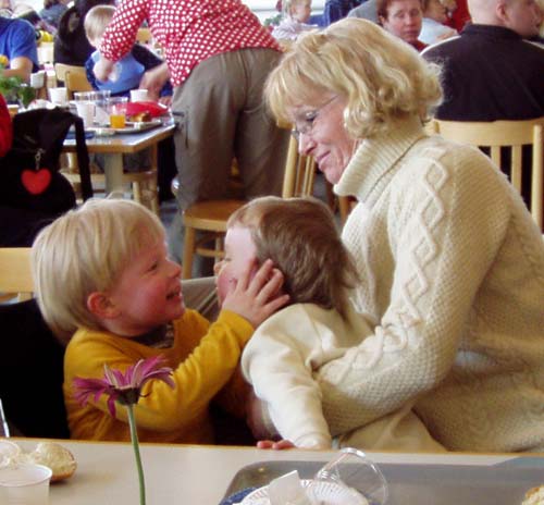 Mommo med barnbarnen efter skidtävlingen